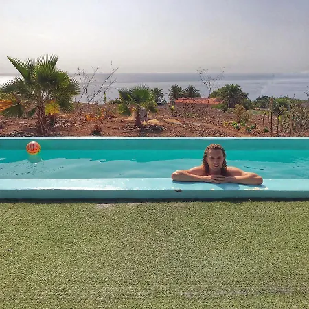 بيت شباب Surf House كالاو سالفاجي